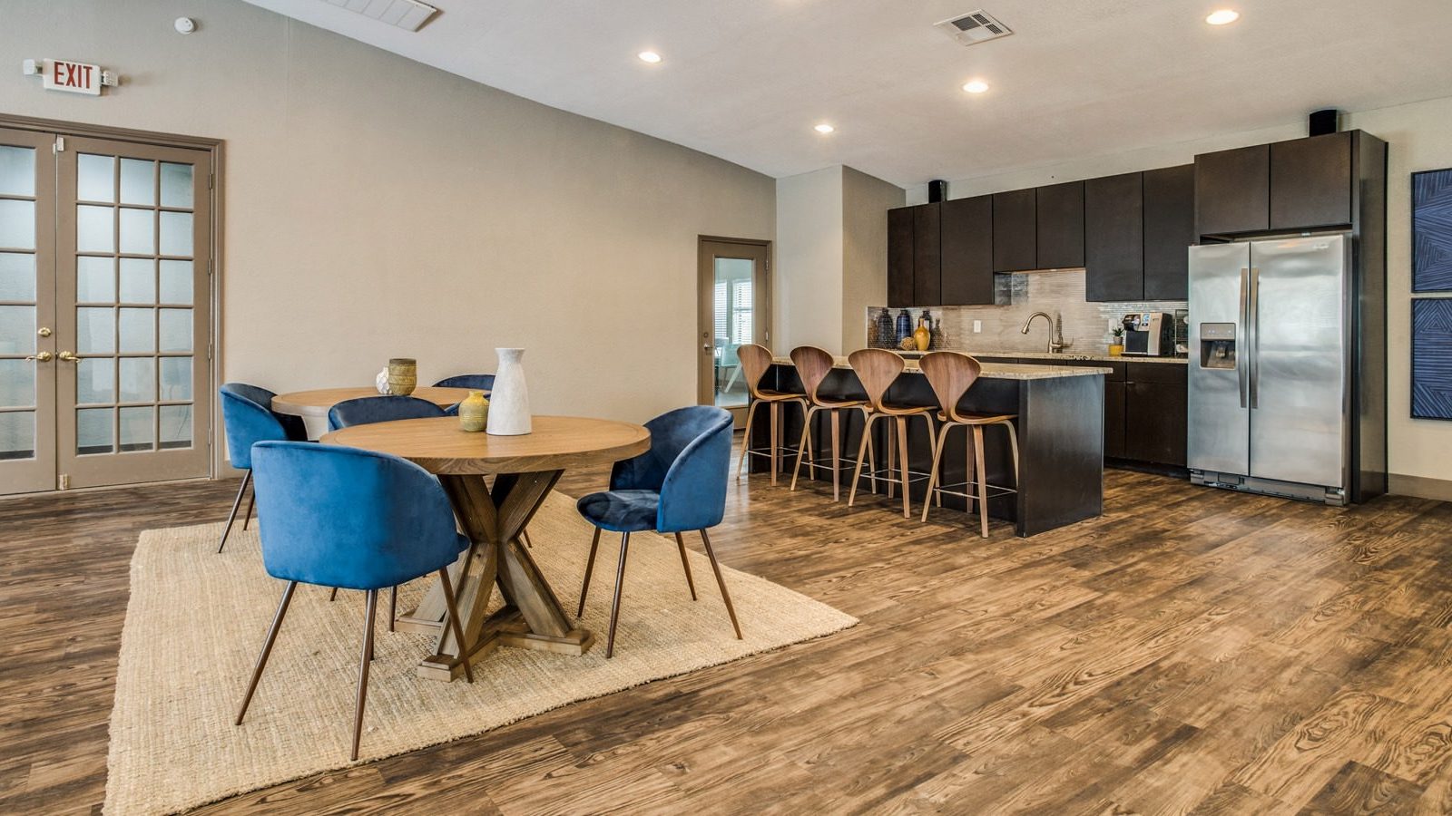 the dining room and kitchen area at The Mark at 2600